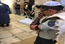 أدرعي يقتحم المسجد الإبراهيمي ويؤدي طقوسا تلمودية (صورة)