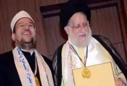 بالصور.. وزير أوقاف الانقلاب يمنح مرجعا شيعيا بالكويت قلادة سفير السلام