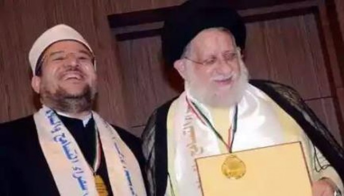 بالصور.. وزير أوقاف الانقلاب يمنح مرجعا شيعيا بالكويت قلادة سفير السلام