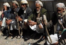 الحوثي يوزع معتقلي "الإصلاح" وشباب الثورة علي مخازن السلاح المستهدفة من طيران التحالف