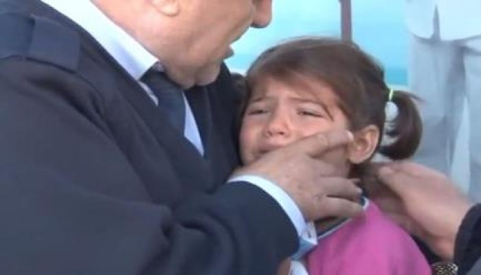 شاهد رد فعل الشرطة التركية في التعامل مع طفلة سورية تبيع المناديل بالشارع (فيديو)