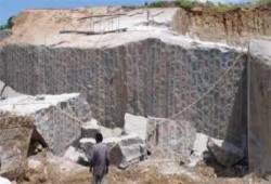 وقفة احتجاجية لأصحاب المحاجر أمام ديوان محافظة الأقصر بعد إلغاء التراخيص