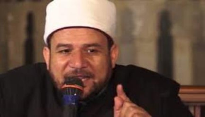 مطالب بإقالة وزير "أوقاف الانقلاب" بعد تكريمه "قيادي شيعي"