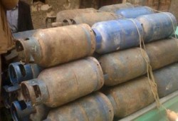 موظف تموين تابع لحكومة الانقلاب يبيع أنابيب الغاز بالسوق السوداء في المنيا