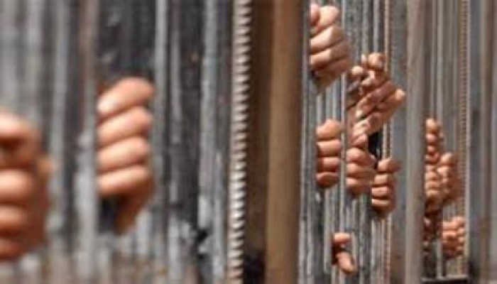مأمور سجن "الحضرة" يتوعد المعتقلين بمذبحة بعد شكواهم لـ"حقوق الإنسان"