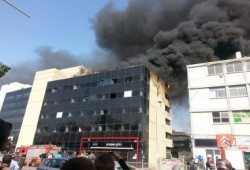 بالصور : حريق كبير بمبنى في " تل أبيب"