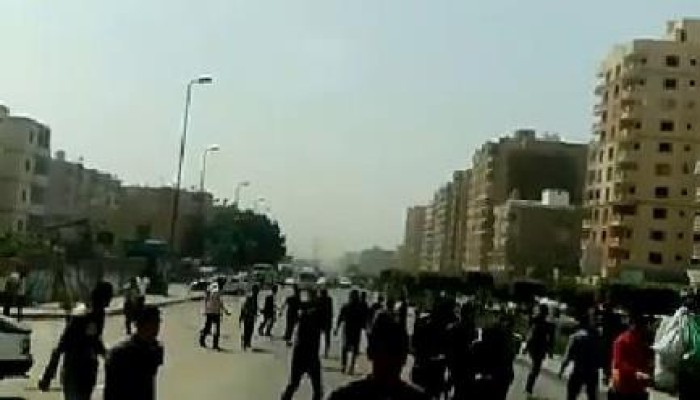 طلاب الأزهر يتصدون ببسالة لاعتداءات بلطجية الانقلاب ويصيبوا عددا منهم (فيديو)