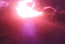 فى أول خطوة تصعيدية بالميمون .. حركات شبابية تقطع الطريق وتزيل الحواجز الأمنية