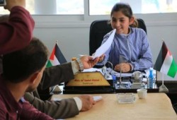 حكومة غزة تكلف طفلة 12 عاما برئاسة بلدية لمدة 3 ساعات