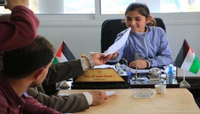 حكومة غزة تكلف طفلة 12 عاما برئاسة بلدية لمدة 3 ساعات