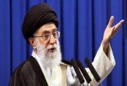 خامنئي يتوعد السعودية بـ(تمريغ أنفها في التراب) إذا لم توقف عاصفة الحزم