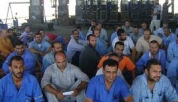 عمال أسمنت طره يواصلون اعتصامهم للتنديد بخفض الأرباح