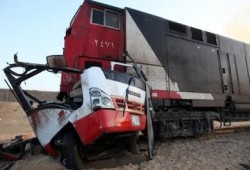 إصابة 10 أشخاص في تصادم سيارة بمزلقان الهايكستب بالنزهة