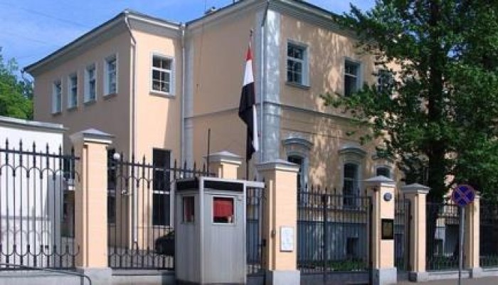 السفارة اليمنية بالقاهرة تعلن احتجاز موظفين مصريين باليمن