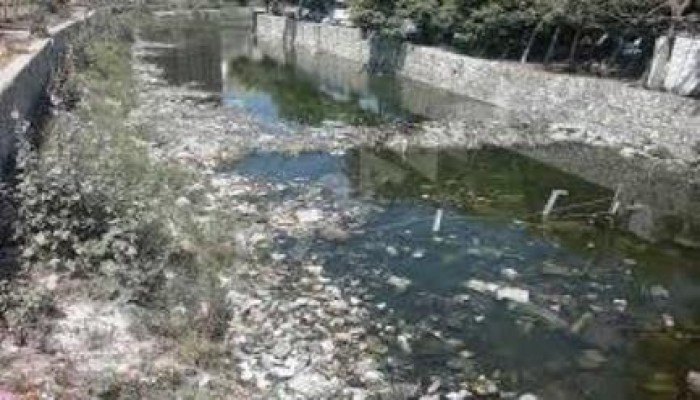 ترعة كفر الجزيرة في بني سويف .. مصدرا للأوبئة والامراض