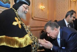 مسئولان بحكومة الانقلاب يقبلان يد تواضروس!! ونشطاء: فين بتوع "يسقط حكم المرشد"