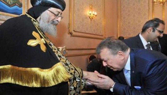 مسئولان بحكومة الانقلاب يقبلان يد تواضروس!! ونشطاء: فين بتوع "يسقط حكم المرشد"