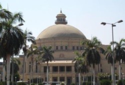 طالب يلقي قصيدة مناهضة للانقلاب بمهرجان بجامعة ‏القاهرة.. والإدارة تقاطعه (فيديو)