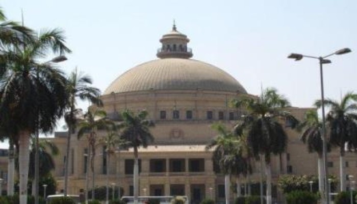 طالب يلقي قصيدة مناهضة للانقلاب بمهرجان بجامعة ‏القاهرة.. والإدارة تقاطعه (فيديو)