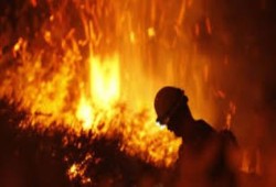 نحس الانقلاب:  اندلاع حريقين في ميناء السخنة بالسويس ومطار القاهرة