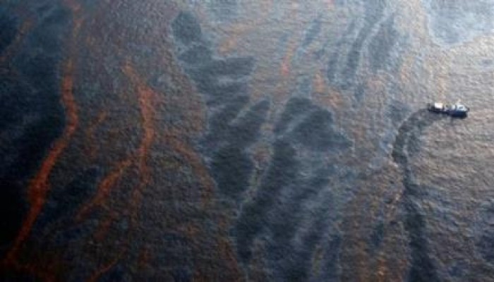 بعد ظهور بقعة زيت بـ"النيل" .. إغلاق مآخذ محطات المياه ببني سويف