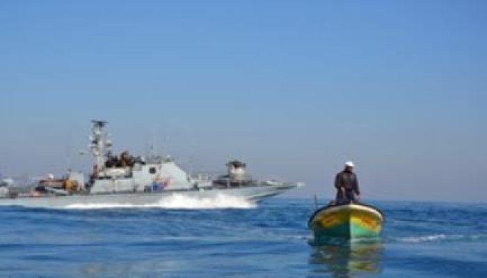 بحرية الانقلاب تستهدف قوارب الصيادين الفلسطينيين ببحر رفح