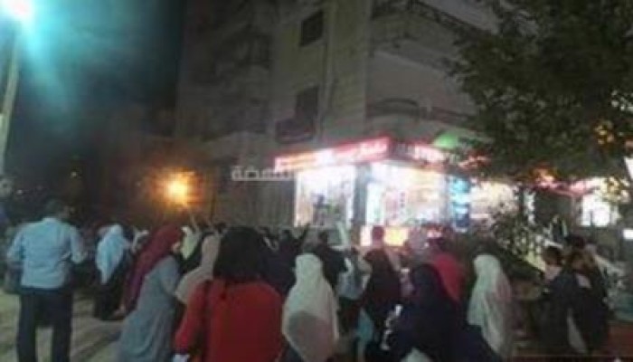 ثوار أكتوبر يختتمون يومهم الثوري بوقفة ليلية