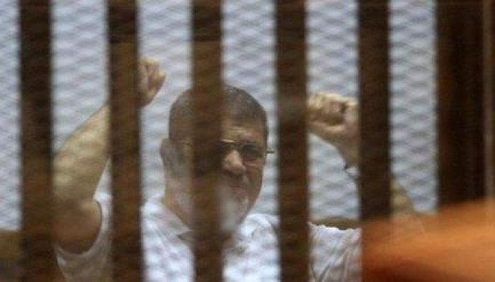 بالفيديو.. الرئيس مرسي يحيي الشعب بعد الحكم عليه والتليفزيون المصري يقطع الإرسال
