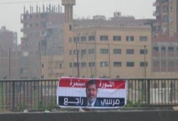 بالصور .. شباب ضد الانقلاب يعلقون لافتات " مرسي راجع " على الطريق الدائري