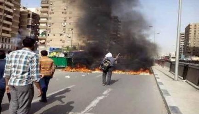 طلاب ضد الانقلاب بالأزهر يقطعون طريق مصطفى النحاس تنديدا بالحكم على الرئيس مرسي