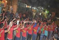 ‏ثوار ناهيا‬ يحتشدون في مسيرة ليلية لتنديد بالحكم على الرئيس مرسي