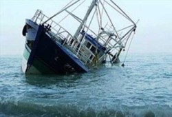 بعد غرق سفينة الفوسفات .. الجيش يتسبب في كارثة بيئية قاتلة والإعلام الرسمي "أجازة"