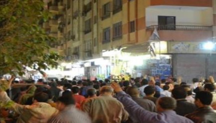 ثوار فيصل يهتفون: "مش هنهدى ... ومش هنام .. غير لما السيسي ياخد إعدام"