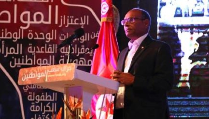 رئيس تونس السابق "المنصف المرزوقي" يطالب بالإفراج عن الرئيس مرسي ويرفع شعار رابعة (فيديو)