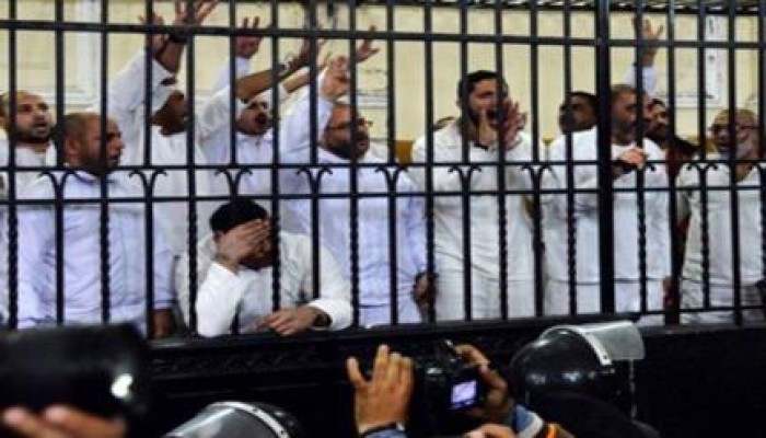 "مونيتور": كارثة إنسانية في السجون المصرية