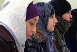 طالبة مسلمة تمنع من دخول المدرسة بفرنسا بسبب تنورة طويلة