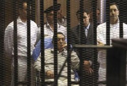 النطق بالحكم على "مبارك" ونجليه بقضية قصور الرئاسة 9 مايو