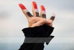 جزائرية ترفع شعار رابعة في وجه السيسي بقبرص