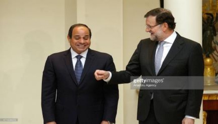 أنصار "السيسي" يتهمون "المصور الأسباني" بتعمد تشويهه بإلتقاط صور مضحكه له