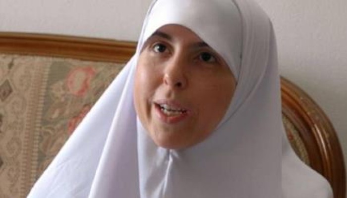 عائشة الشاطر تنفي شائعات طرح والدها لمبادرة من محبسه