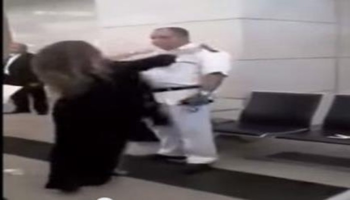 نجلة رجل أعمال تضرب ضابط بالمطار بعد أن لُفق لها حمولة حشيش..ونشطاء : لو محجبة كانت اتسحلت