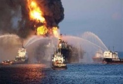 4 قاطرات لتبريد ناقلة حاويات مشتعلة بقناة السويس