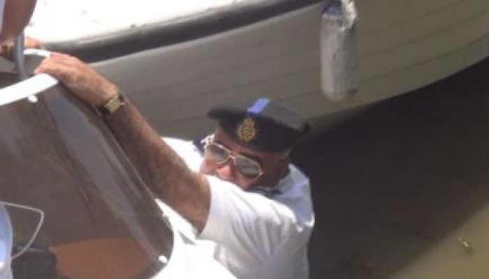 بالفيديو.. سقوط لواء شرطة في النيل خلال جولة محافظ القاهرة