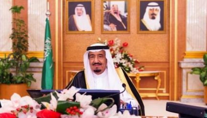 "بعد صفعه لمصور".. العاهل السعودي يقيل رئيس المراسم الملكية