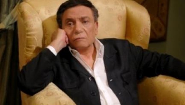 أهالي قرية بـ"المنصورية" يعتدون على عادل إمام ويحطمون سيارته