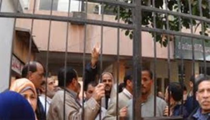 إضراب عمال "تيتان" عن الطعام احتجاجًا على رفض تنفيذ الحكم بعودتهم للعمل