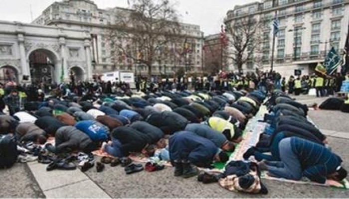 افتتاحية "لوموند" للتنديد بـ"الإسلاموفوبيا": تخيل نفسك مسلمًا لمدة 3 دقائق