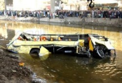 مصرع 25 في سقوط أتوبيس من أعلى محور المريوطية.. والمحافظ يرفض الانتقال لموقع الحادث