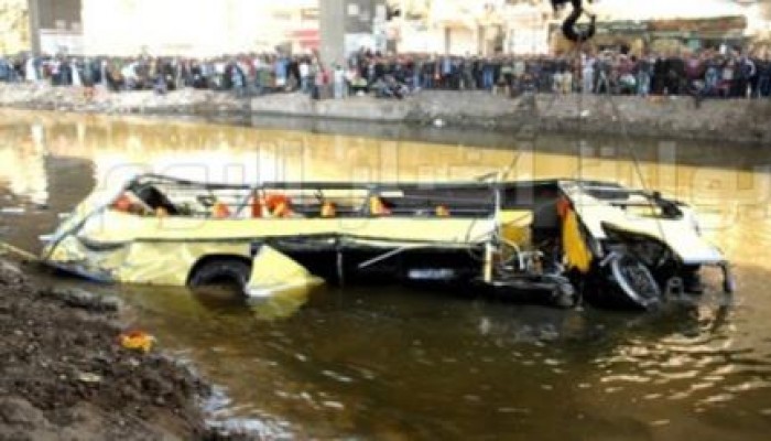 مصرع 25 في سقوط أتوبيس من أعلى محور المريوطية.. والمحافظ يرفض الانتقال لموقع الحادث