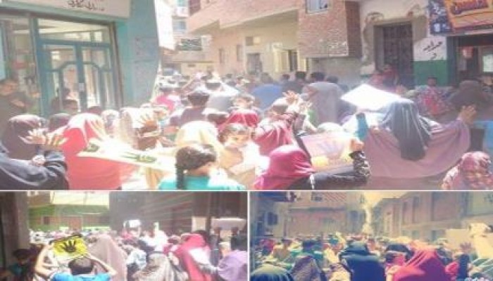 متظاهرو الفيوم يرفعون " كسرات الخبز و الكارت الأحمر " فى وجه الانقلابيين